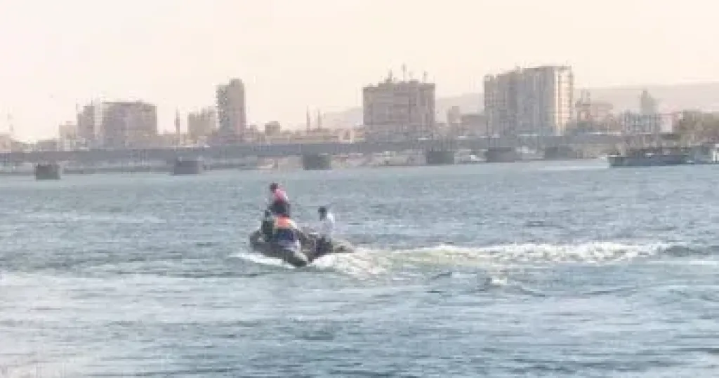 مياه سوهاج تعيد تشغيل محطة مياه ناصر بعد انتهاء بقعة السولار المتسربة بالنيل