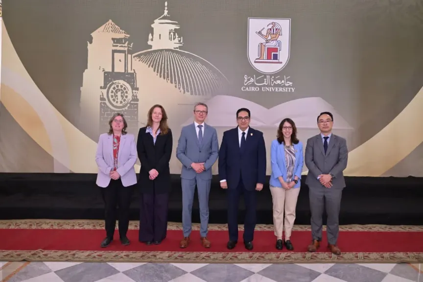 رئيس جامعة القاهرة يستقبل رئيس جامعة ليدن الهولندية لبحث تعزيز التعاون المشترك بين الجامعتين أكاديميا وبحثيا