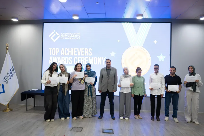 تكريم 72 من الطلاب المتفوقين.. واحتضان 12 طالبة وطالبة قطعت الوكالة الامريكية للتنمية منحهم