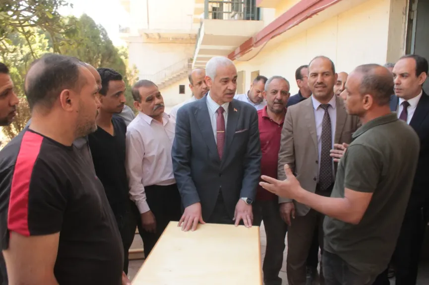 ترشيد الإنفاق.. جامعة أسيوط تُصنّع 234 مكتبًا جديدًا لطلاب المدينة الجامعية داخل