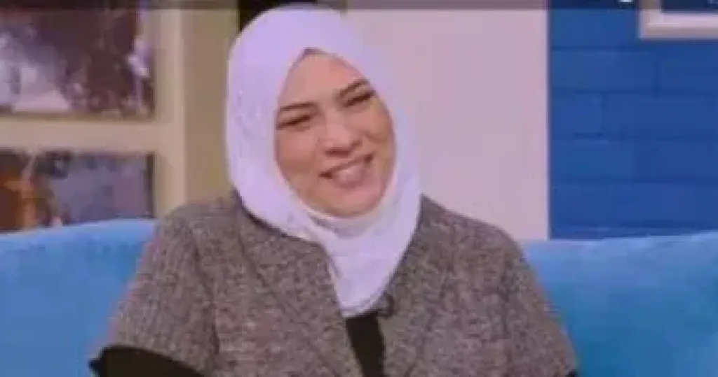 10 سنوات من غزل الألوان.. الرئيس السيسى يكرم الأسطى هبة عبد الرحمن بعيد العمال