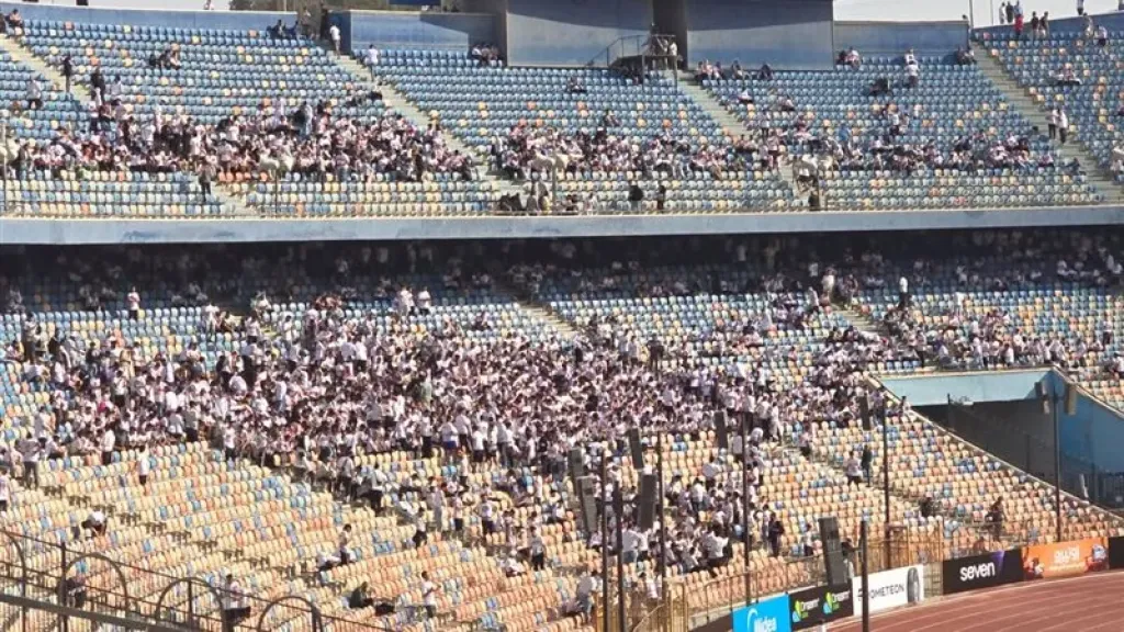 جماهير الزمالك تتحدى حرارة الجو.. حضور كثيف قبل القمة بساعات