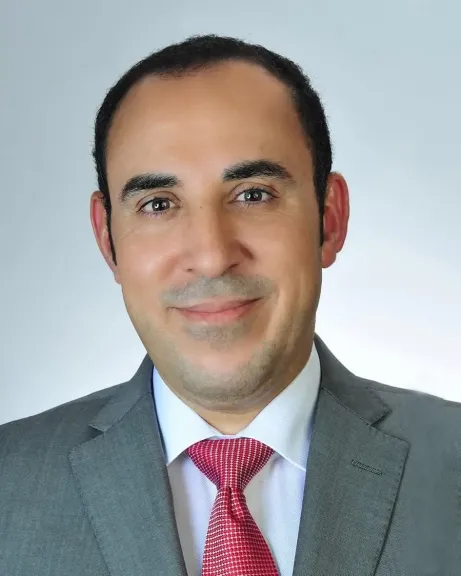 الأستاذ الدكتور أحمد عبدالظاهر يحتفي بمؤلف جديد للمستشار الدكتور محمد عادل السن