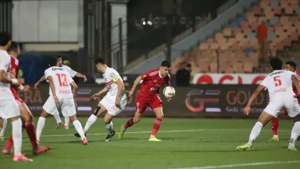 حكم المباراة يحتسب ركلة جزاء لصالح الزمالك بعد خطأ لاعب الأهلي
