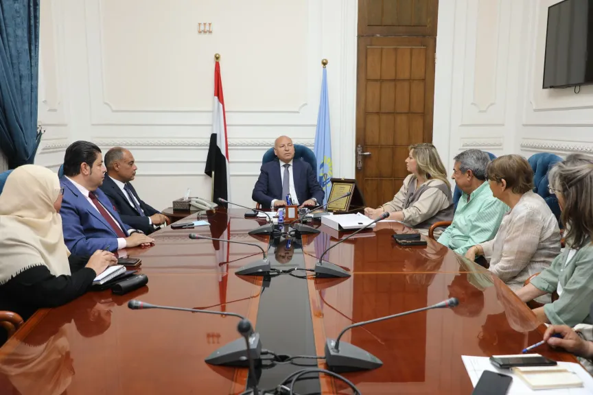 محافظ القاهرة يلتقى بأعضاء جمعية محبى الأشجار وممثلى سكان منطقة  المعادى لمناقشة بعض الأمور المتعلقة بالحى