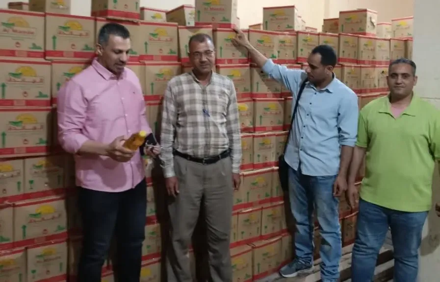 ضبط 2236 زجاجة زيت وسكر ومكرونة قبل بيعها بالسوق السوداء بدمنهور