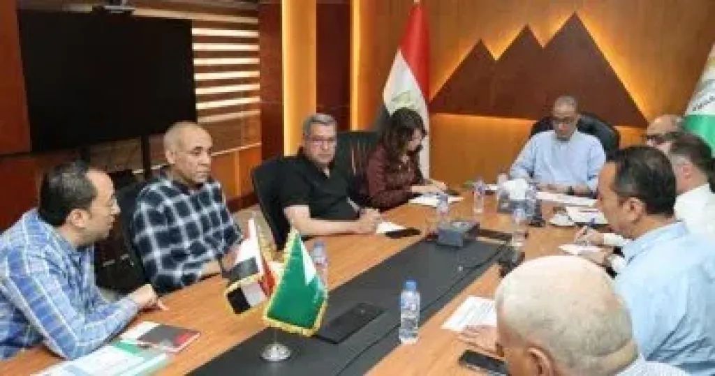 محافظ الجيزة يكلف بدعم منطقة المنيب بعمالة ومعدات نظافة لتحسين المنظومة