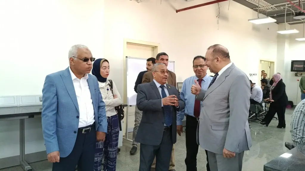 رئيس جامعة أسيوط الأهلية يتفقد تجهيزات معامل كلية العلوم والتكنولوجيا