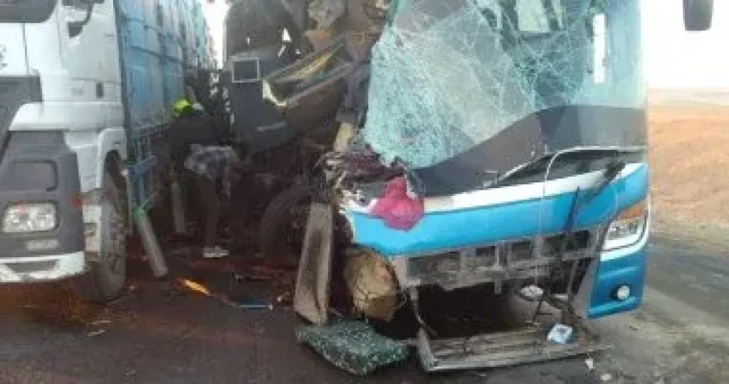 إصابة 7 أشخاص إثر حادث تصادم أتوبيس وسيارة نقل بطريق الواحات