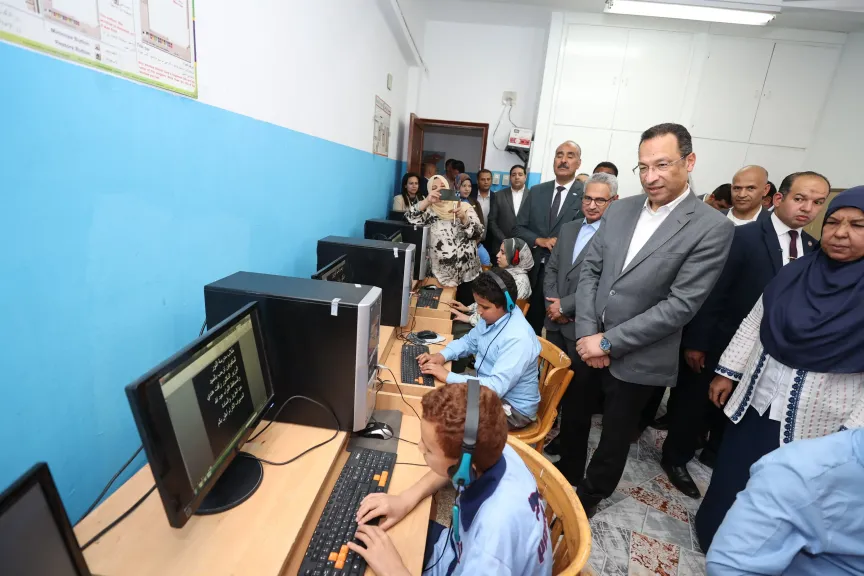 وزير الاتصالات يفتتح مكتب بريد بني سويف المطور ويتفقد خدمات الاتصالات ويزور مدرسة النور للمكفوفين