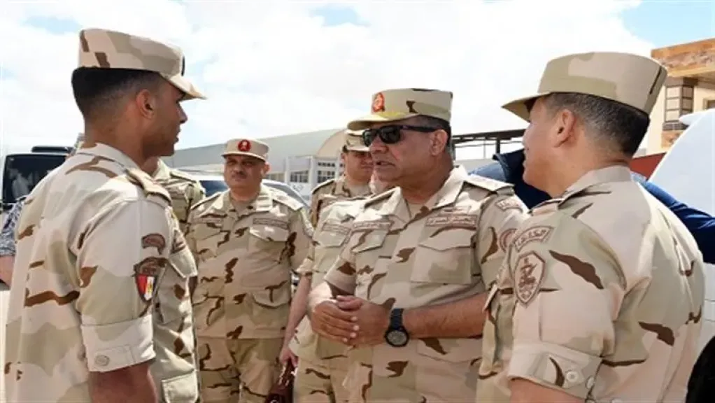 الفريق أشرف سالم زاهر يلتقى عدداً من مقاتلى المنطقة الغربية العسكرية