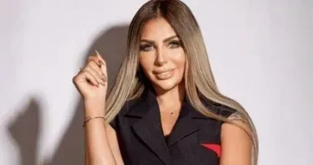 المذيعة سارة خليفة واثنان آخران أمام المحكمة في قضية هتك عرض شاب