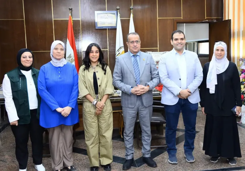 عميد طب أسيوط يستقبل وفدا من البنك العربي الأفريقي الدولي خلال زيارتهم لمستشفى