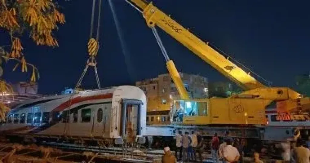 رفع عربة قطار 187 الروسي بأسوان بعد الحادث
