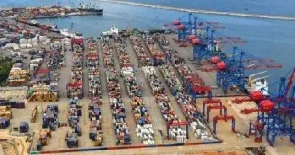 مرفأ بيروت يستقبل 650 طنا من المساعدات الإنسانية الصينية