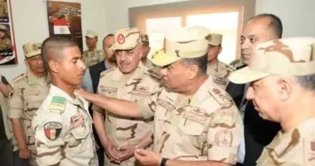 الفريق أشرف سالم زاهر يتفقد إحدى وحدات التدريب الأساسى