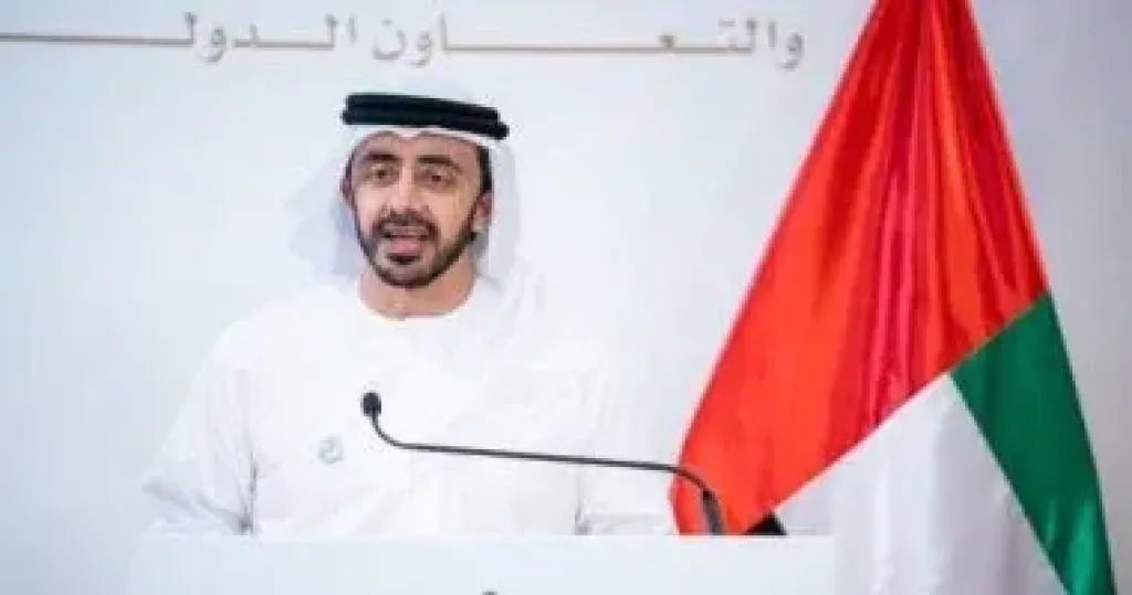 وزير خارجية الإمارات يبحث هاتفيا مع نظراء مختلفين جهود السلام