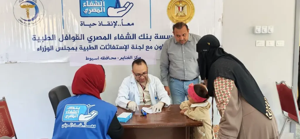 محافظ أسيوط: توقيع الكشف الطبي على 1964 حالة ضمن قوافل طبية
