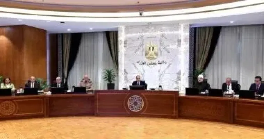 رئيس الوزراء يوجه بضرورة التزام جميع الوزارات بإجراءات الترشيد الحكومى