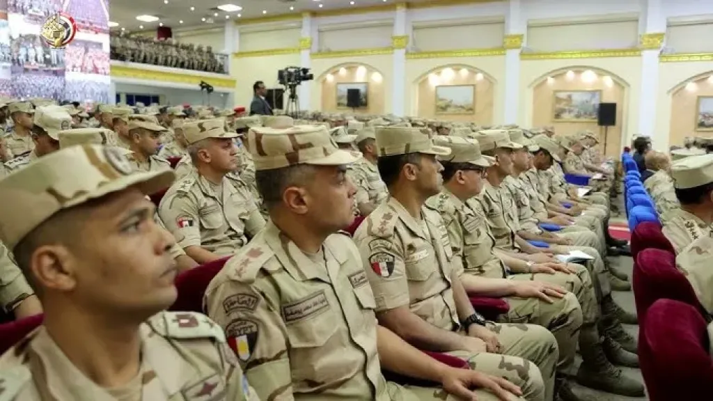 الفريق أشرف سالم زاهر يلتقى عددا من مقاتلى المنطقة الجنوبية العسكرية