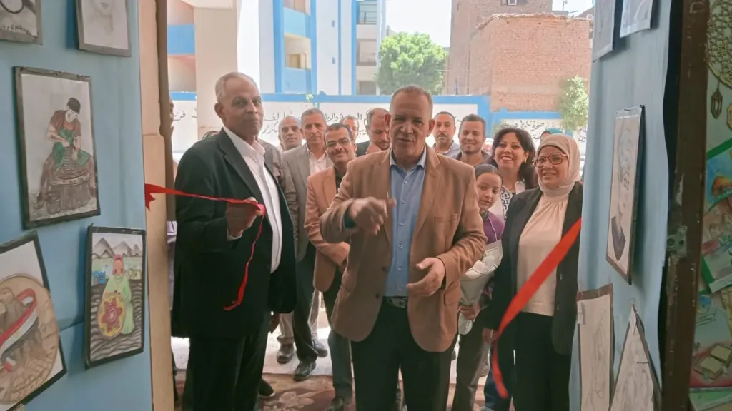 وكيل وزارة التعليم بأسيوط يفتتح معرض ”ابداعات ” لتوجيه التربية الفنية بالفتح