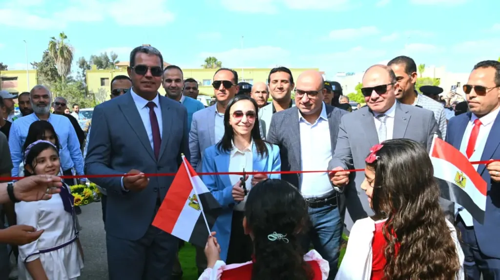 جاكلين وهدية يفتتحا منفذًا سلعيًا بالنوبارية بتخفيضات 30%
