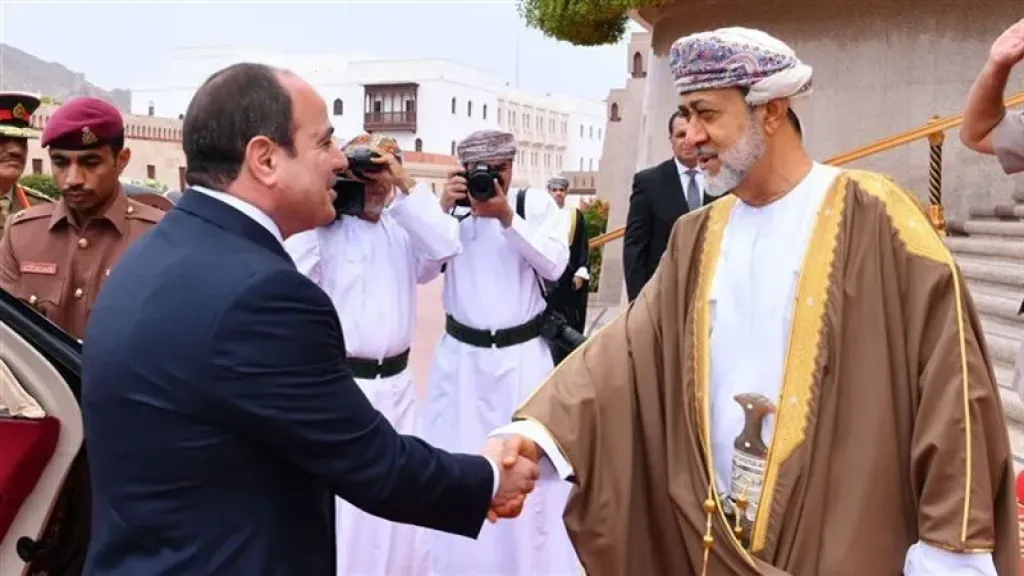 السيسي يصل عمان والسلطان هيثم بن طارق في مقدمة مستقبليه بالمطار