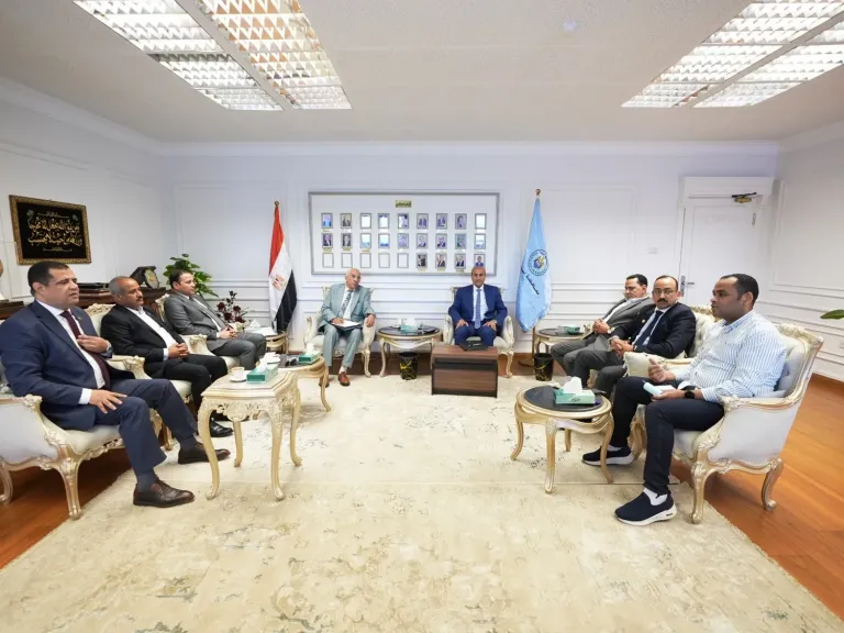 محافظ أسيوط يلتقي أعضاء مجلس الشيوخ لبحث مشكلات المواطنين