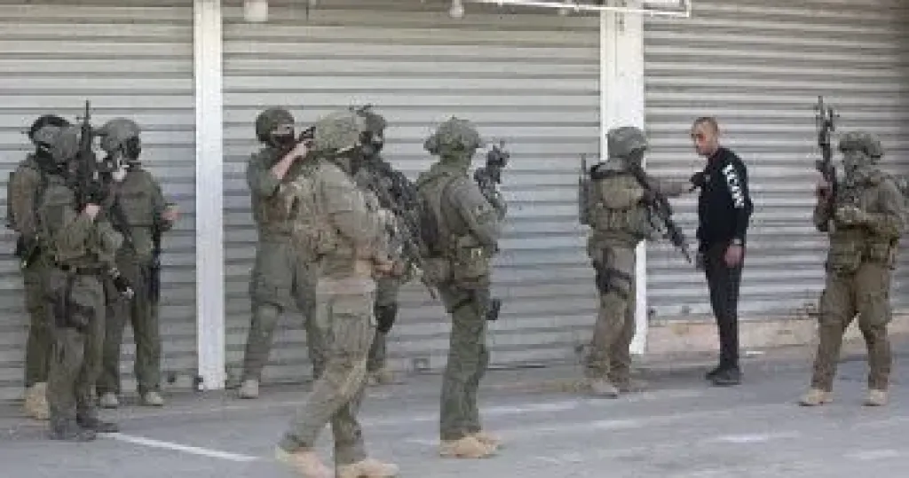الاحتلال الإسرائيلي يعتقل فلسطينيا بالقدس.. ومستوطنون يحرقون منزلا جنوب نابلس