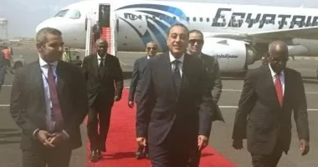 رئيس الوزراء يصل إلى جيبوتى للمشاركة فى مراسم تنصيب الرئيس إسماعيل عمر جيله