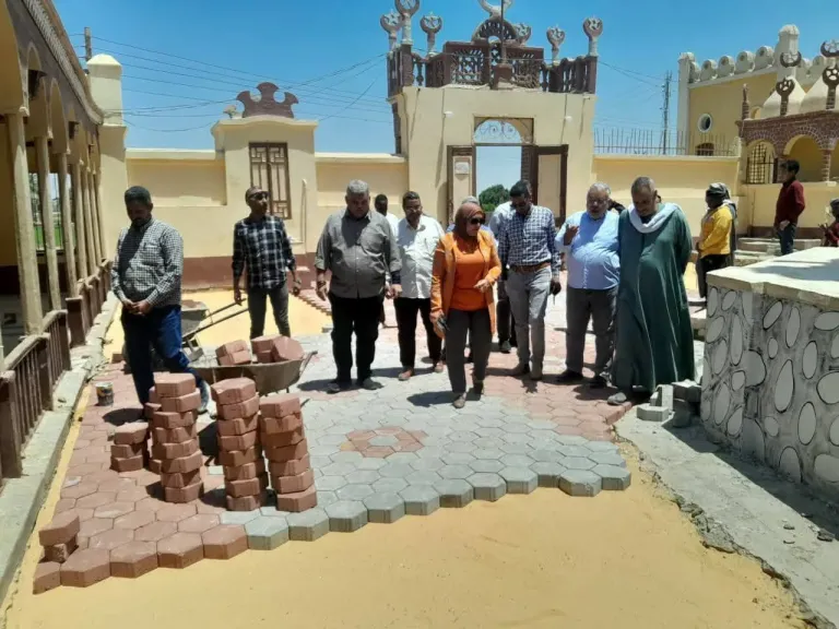 محافظ أسيوط: تطوير محيط مسجد أبو العيون بدشلوط وتركيب بلاط الإنترلوك
