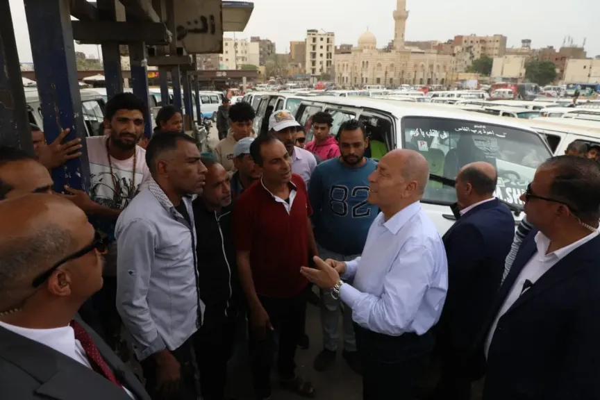 محافظ القاهرة يشرف على نقل موقف السيدة عائشة لموقعه الجديد