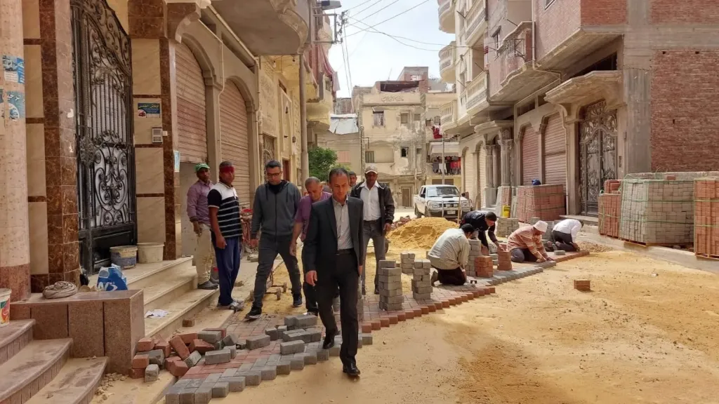 جاكلين تتأكد من متابعة أعمال الانترلوك بمنطقة نظير بكفر الدوار