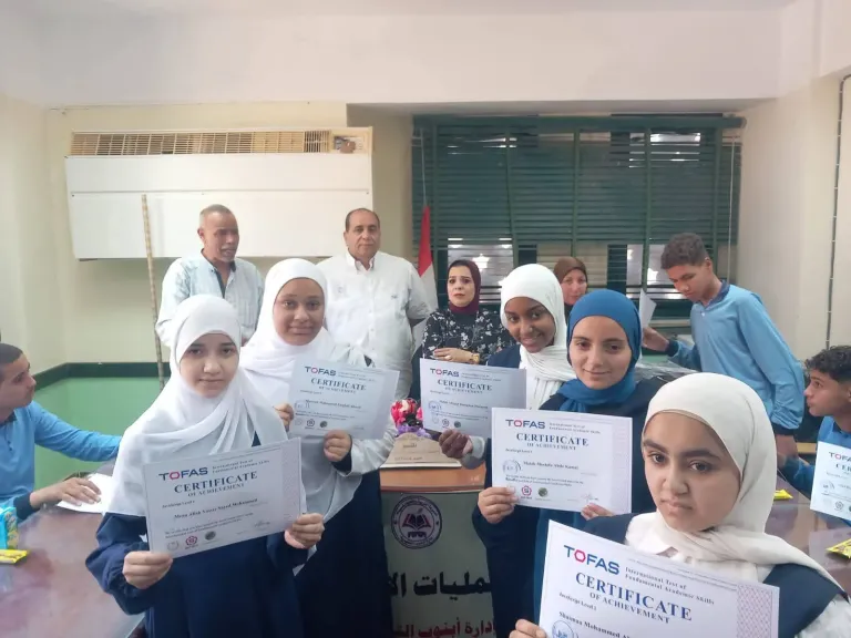 مدير تعليم أسيوط يعلن استمرار فعاليات توزيع شهادات ”التوفاس ” لطلاب إدارتى اسيوط
