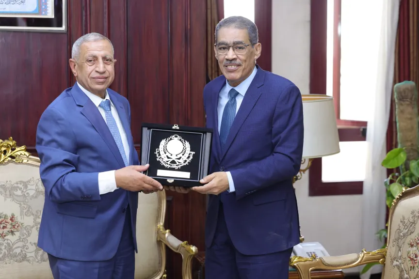 وزير الدولة للإعلام يبحث مع رئيس الأكاديمية العربية سبل تطوير التعليم الإعلامي الرقمي