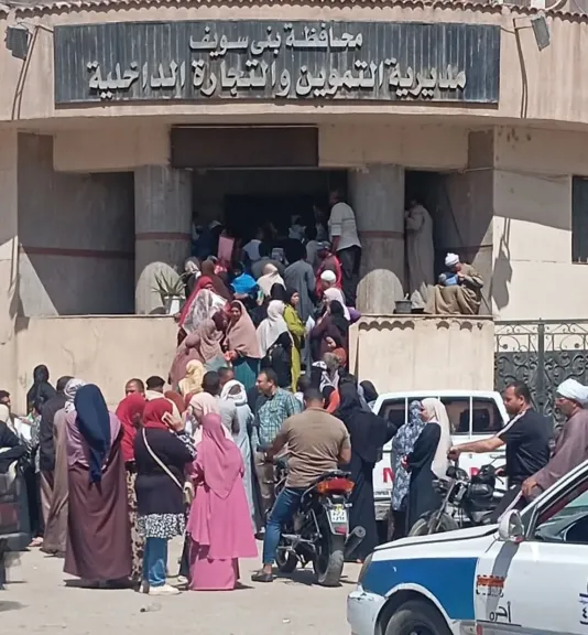 ازدحام ومشادات ببني سويف بسبب وقف بطاقات التموين والمواطنون يطالبون بسرعة الحل