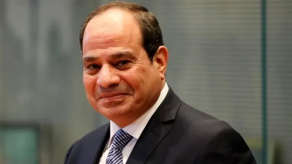 السيسي يوقع في سجل الزيارات بالاستراحة الرئاسية لمطار نيروبي
