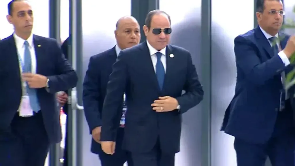 السيسي يصل نيروبي للمشاركة في قمة أفريقيا – فرنسا