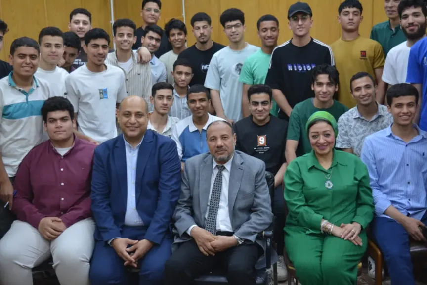 نائب رئيس جامعة الأزهر للوجه القبلي يلتقى طلاب كلية الطب البيطري بأسيوط