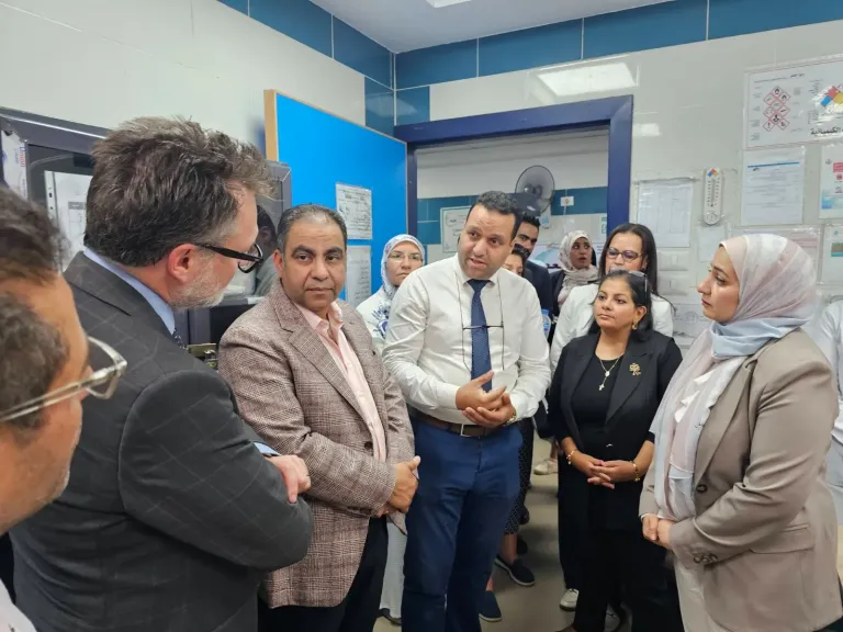 محافظ أسيوط: زيارة السفير الكندي ووفد منظمة إنقاذ الطفل للوحدة الصحية