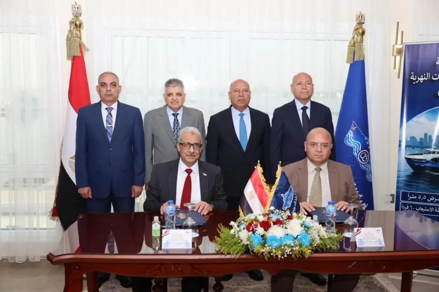 وزير النقل ورئيس هيئة قناة السويس ومحافظ القاهرة يشهدون توقيع عقد توريد 5 أتوبيسات نهرية كهربائية