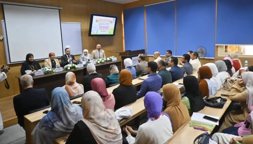 نائب محافظ البحيرة يشهد ندوة بجامعة دمنهور للتعريف بالمشروعات الخضراء الذكية