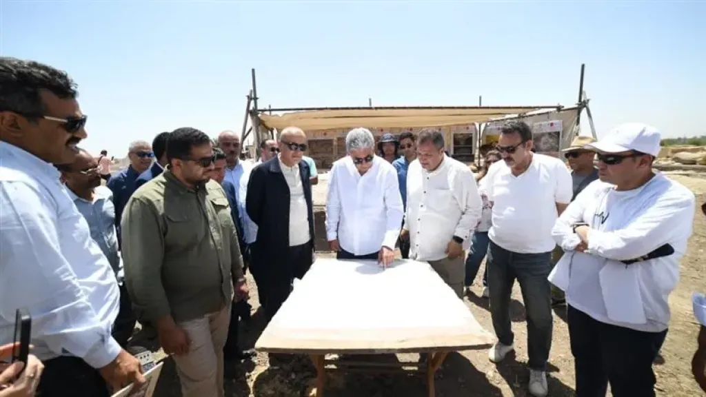 وزير السياحة والآثار يتف«»قد أعمال ترميم الصرح الأول لمعبد