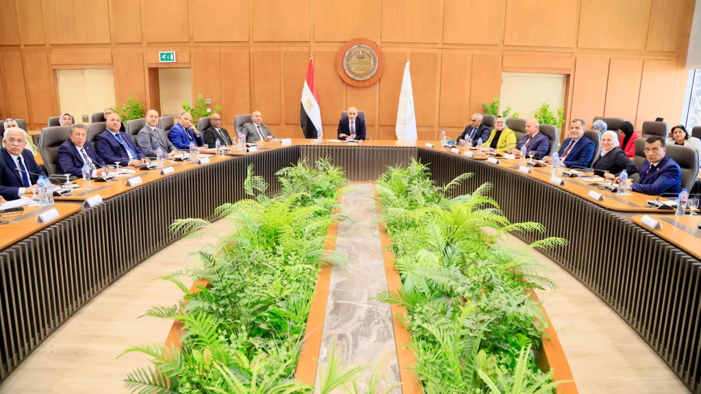 عبد اللطيف يتابع استعدادات امتحانات نهاية العام مع مديري التعليم