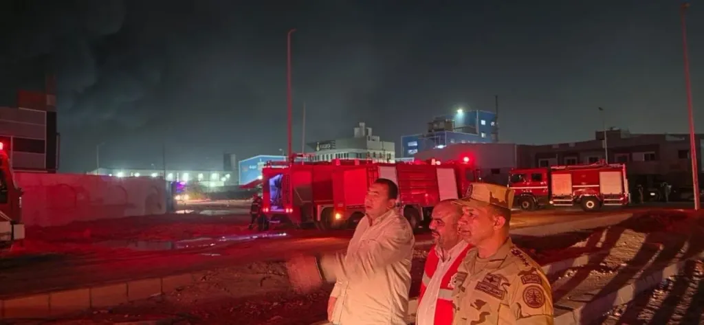 السيطرة على حريق مصنعي بويات وكرتون بالعاشر من رمضان وإصابة ٢١ شخصًا دون وفيات