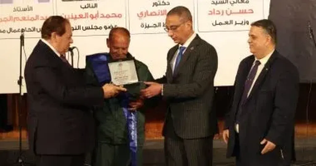 محافظ الجيزة: الدولة حريصة على توفير بيئة عمل تضمن حقوق العمال
