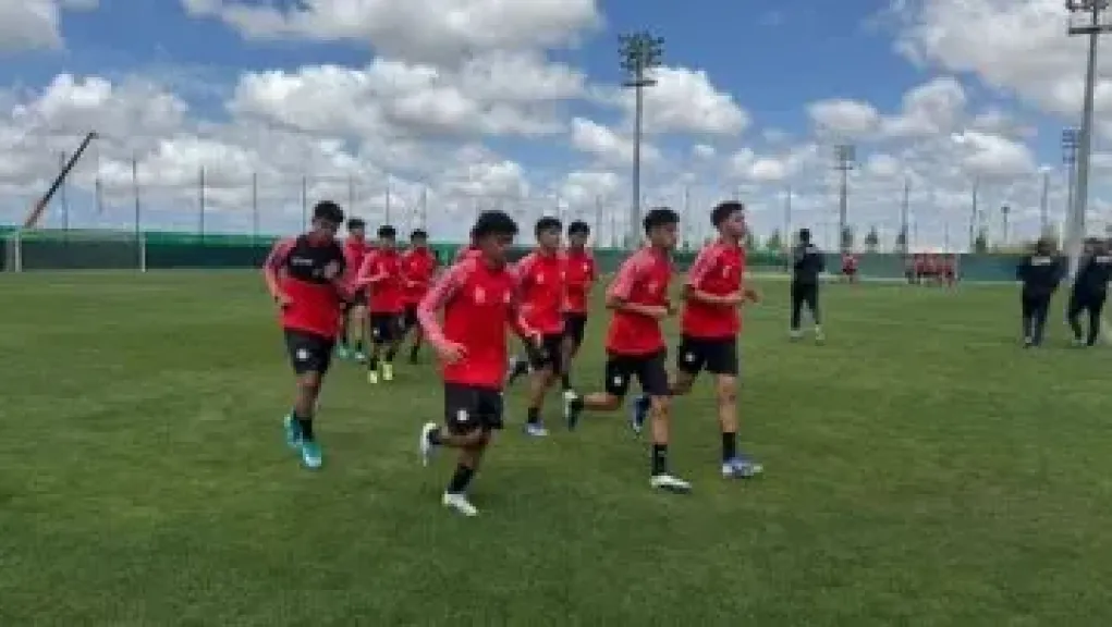 جلسة تحفيزية للاعبي منتخب الناشئين قبل مواجهة تونس بكأس الأمم الأفريقية