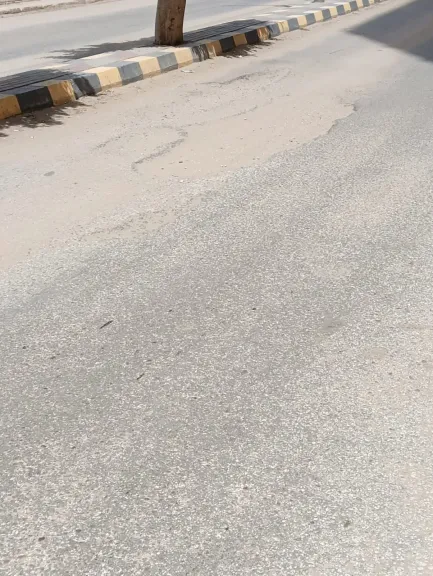 ظهور حفر وتشققات بطريق الدائري كورنيش الإبراهيمية بالفشن يثير غضب الأهالي والسائقين
