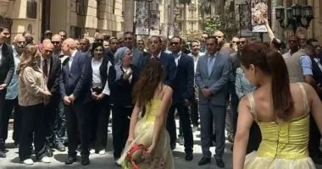 رئيس الوزراء يتفقد شارع الفن خلال جولته التفقدية بوسط البلد