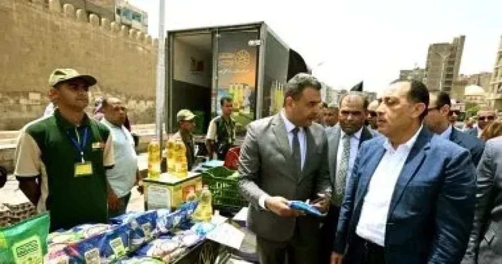 رئيس الوزراء يتفقد معرض أهلًا بالعيد بمنطقة الجمالية